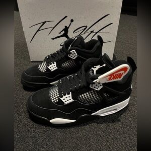 Air Jordan 4 White Thunder.